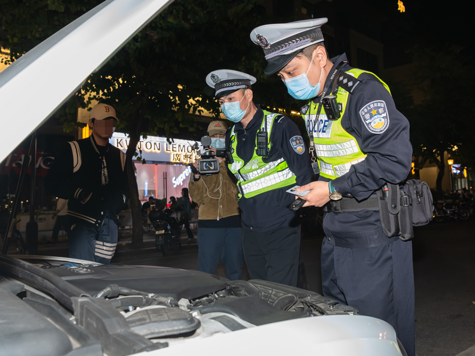 交警在查處非法改裝車。通訊員供圖
