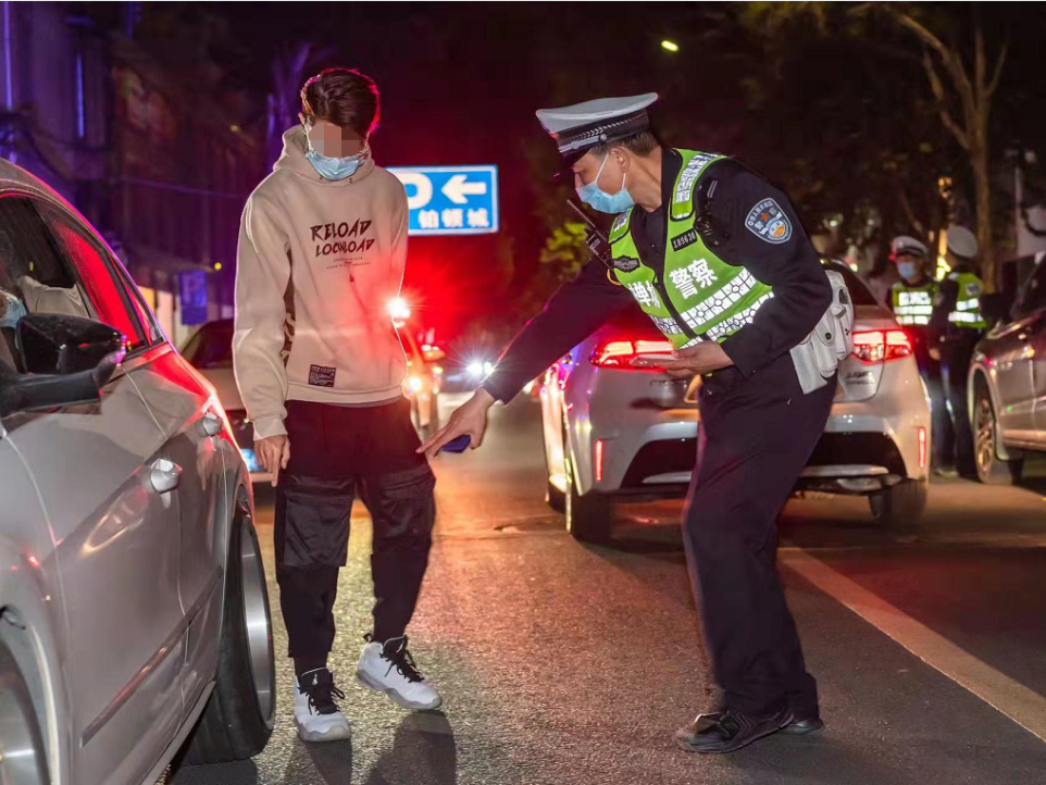 交警在查處非法改裝車。通訊員供圖